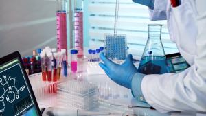 Investigador en laboratorio con muestras 