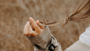Imagen de una mano sujetando pelo
