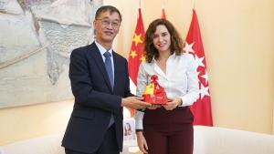 La presidenta Isabel Díaz Ayuso durante su encuentro con el embajador de la República Popular China en España