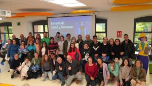 Personas que reciben diplomas Escuela Salud y Bienestar