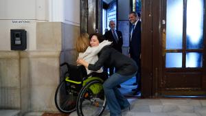 La presidenta abrazando a una persona en silla de ruedas