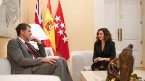 La presidenta junto al embajador de Reino Unido