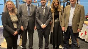 El consejero Miguel Ángel García Martín durante su visita a la VII edición del mercadillo navideño de la ARRMI