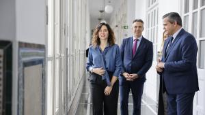 La presidenta por una pasillo en su llegada al evento
