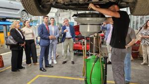 El consejero Emilio Viciana durante su visita al Instituto San Blas