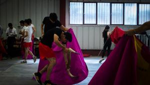Personas entrenándose para torear