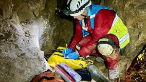 Un sanitario de SUMMA 112 en el interior de la cueva