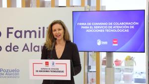 La consejera Ana Dávila durante la firma de un convenio con Pozuelo de Alarcón para extender el servicio de atención de adicciones tecnológicas