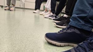 Detalle de pies en una reunión en círculo