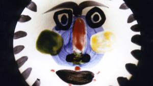 Plato Cabeza de fauno o rostro solar Nº Inv. CE00055 © Pablo Picasso - Sucesión Picasso / VEGAP Madrid 2026 Figura esquemática de rostro sobre un plato