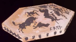Ladrillo con motivos taurinos. Nº Inv. CE00007 © Pablo Picasso - Sucesión Picasso / VEGAP Madrid 2026 Ladrillo hexagonal con dibujo de toreros y toros en una corrida