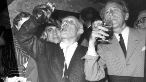 Fotografía 75 cumpleaños de Picasso en el taller de alfarería Madoura en Vallauris Nº Inv CE00061 A. Villers © Sucesión Picasso / VEGAP Madrid 2026 Fotografía de Picasso bebiendo vino de un porrón