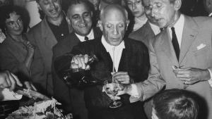 Fotografía 75 cumpleaños de Picasso en el taller de alfarería Madoura en Vallauris Nº Inv CE00063 A. Villers © Sucesión Picasso / VEGAP Madrid 2026 Picasso en una fiesta con amigos sirviendo vino