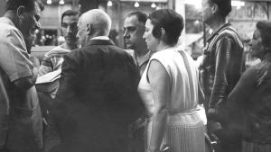 Fotografía Picasso, Eugenio Arias y Jacqueline en Cannes Nº Inv CE00064 A. Villers © Sucesión Picasso / VEGAP Madrid 2026 Picasso en la calle rodeado de amigos