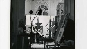 Eugenio Arias cortando el pelo a Picasso en el interior del taller de La Californie Nº Inv. CE00073 David Douglas Duncan © Sucesión Picasso / VEGAP 2026 Interior de una amplia estancia donde un barbero afeita a Picasso