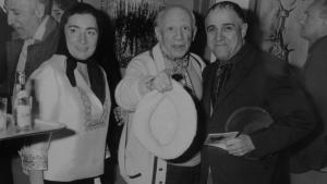 Picasso con sombrero, Arias y Jacqueline Nº Inv. CE00075 Lucien Clegue © Sucesión Picasso / VEGAP Madrid 2026 Picasso con un grupo de amigos