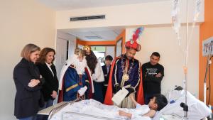 Fátima Matute con los Reyes Magos en la visita  al hospital en Alcalá de Henares