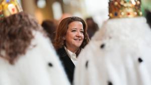 Fátima Matute con los Reyes Magos en la visita  al hospital en Alcalá de Henares