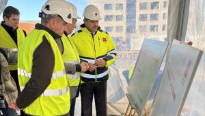 El consejero Jorge Rodrigo durante su visita en Móstoles al inicio de obras para construir viviendas de alquiler social