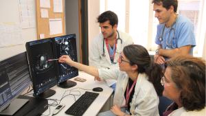 Los médicos residentes del Clínico San Carlos potencian su formación con el estudio de casos reales en Urgencias