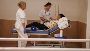 Profesionales sanitarios y paciente en el Hospital público Enfermera Isabel Zendal 