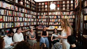 Ana Dávila durante su participación en el ciclo un libro y un cruasán organizado por Carné Joven