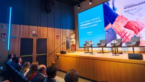 La viceconsejera Laura Gutiérrez en una jornada sobre la autorregulación de la industria Farmacéutica