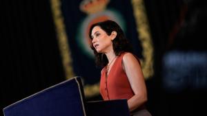 La presidenta Isabel Díaz Ayuso durante la toma de posesión del nuevo rector de la URJC