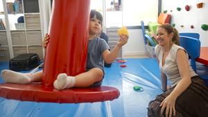 La consejera Ana Dávila durante su visita al Centro de Atención Temprana NAPSIS