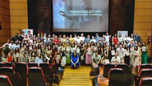 Foto de familia de residentes de cuarto año y docentes