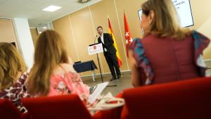 El consejero Miguel Ángel García Martín durante la entrega a facilitadores judiciales el premio del el CGPJ