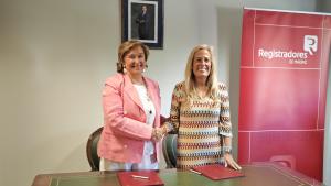 La consejera Rocío Albert durante la firma de la prórroga del convenio