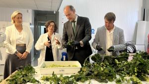 El consejero Miguel López-Valverde durante su visita a la pyme madrileña Ekonoke