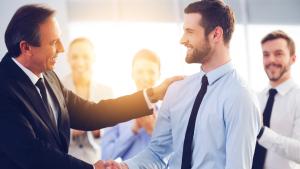 manos estrechándose 