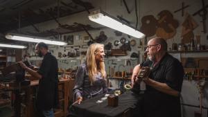 La consejera Rocío Albert durante su visita al taller Guitarras Ramírez
