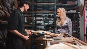 La consejera Rocío Albert durante su visita al taller Guitarras Ramírez