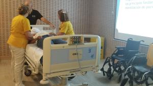 personal y camilla para manipulación de pacientes