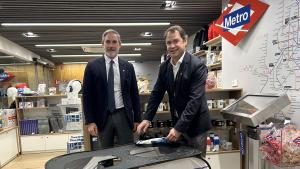 El viceconsejero José María García durante la inauguración de la nueva tienda de Metro en Ópera