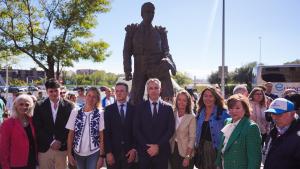 Carlos Novillo  en el descubrimiento de la escultura en honor de Antoñete en Las Ventas