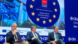 Ponentes en el escenario