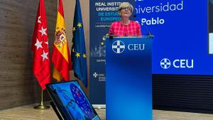 Persona presentando el acto