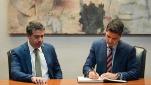 El consejero Emilio Viciana durante la firma del protocolo 