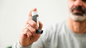 Un paciente utiliza un inhalador