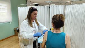 Enfermera vacunando en instalaciones de San Martín de Porres