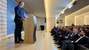 El consejero Miguel López Valverde durante la firma del protocolo de colaboración