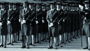Marisa Flórez. Promoción de mujeres guardias civiles en formación en Valdemoro. Madrid, 1989. © Marisa Flórez, 2026 Varias mujeres en formación con uniforme guardia civil