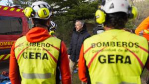 Carlos Novillo con miembros del GERA en el parque de bomberos de Navacerrada