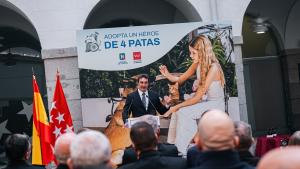 El director de la ASEM 112 Pedro Ruiz durante la recepción del reconocimiento