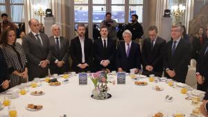 El consejero Mariano de Paco Serrano durante el desayuno