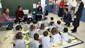 El consejero Emilio Viciana durante su visita al colegio